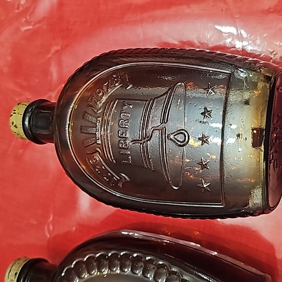 2 VINTAGE LOG CABIN AMBER GLASS SYRUP BOTTLE BICENTENNIAL 1776 - 197… - Picture 4 of 6